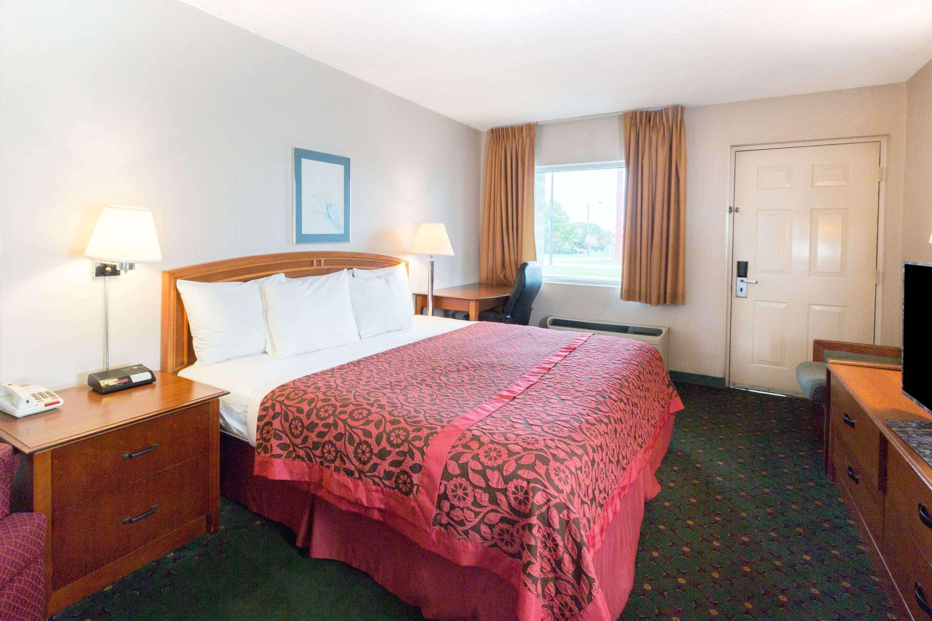 Days Inn By Wyndham Richmond Extérieur photo