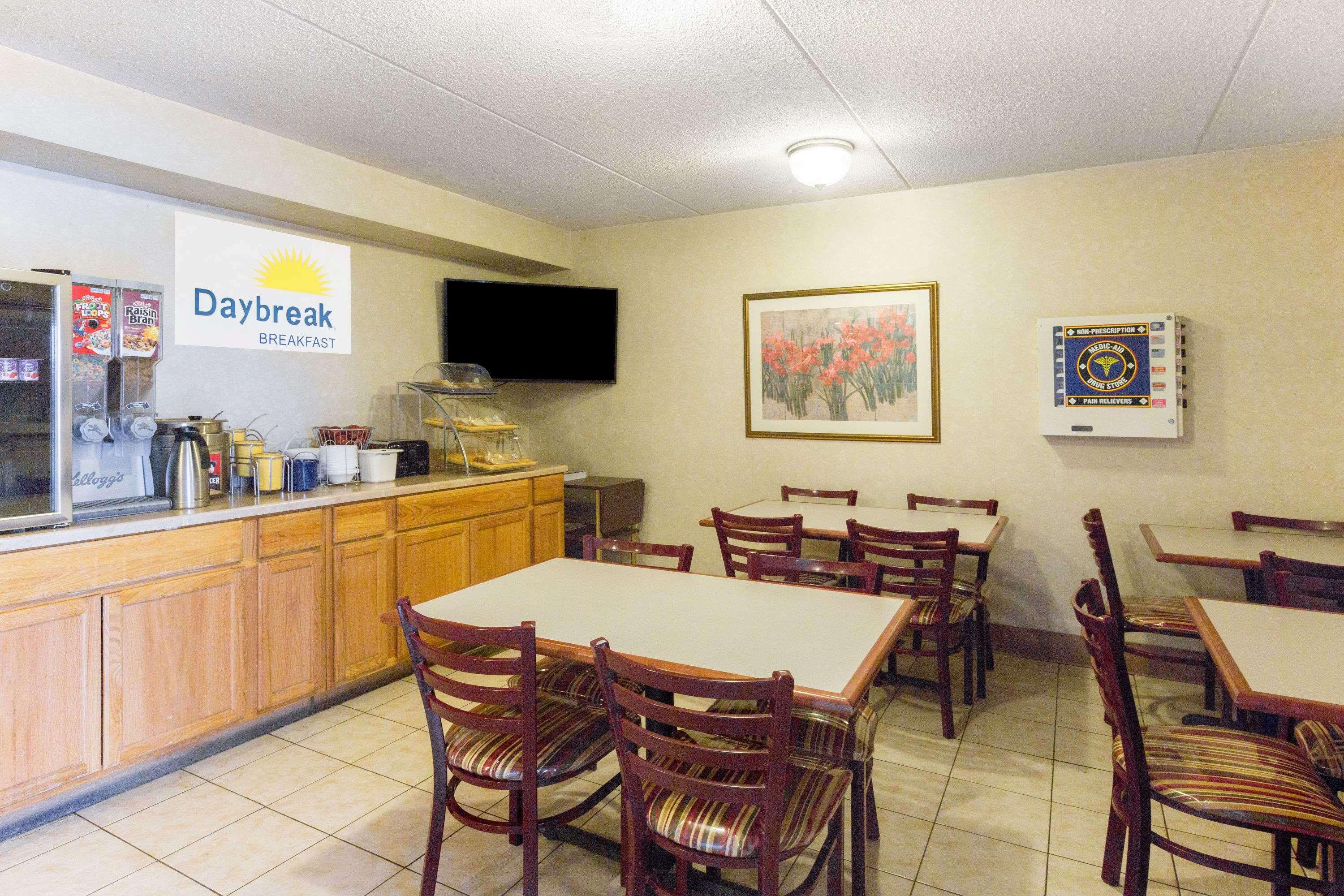 Days Inn By Wyndham Richmond Extérieur photo