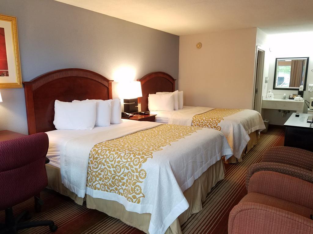 Days Inn By Wyndham Richmond Extérieur photo
