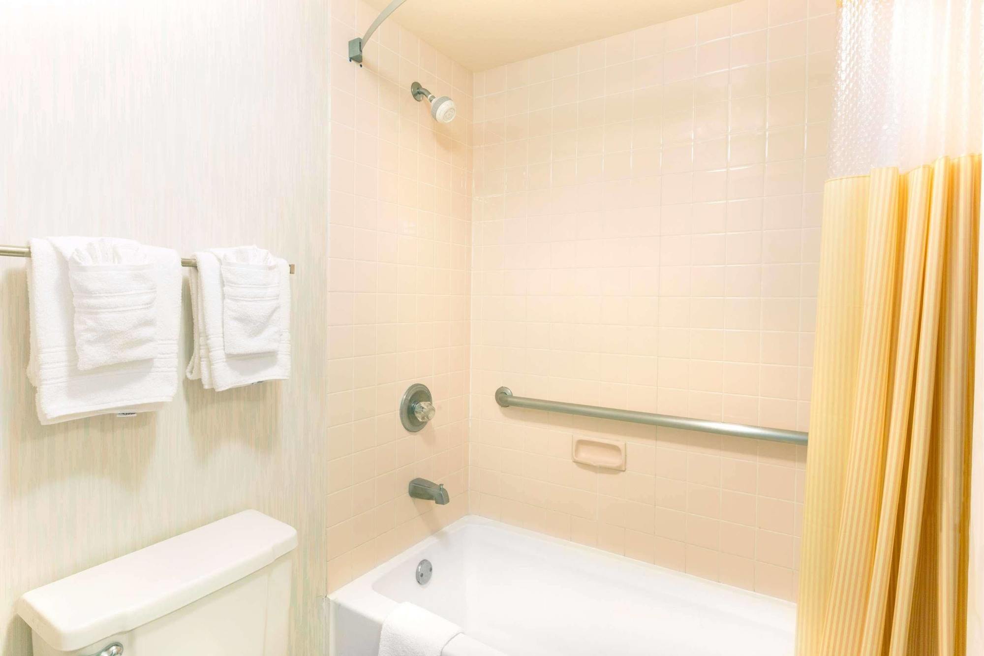 Days Inn By Wyndham Richmond Extérieur photo