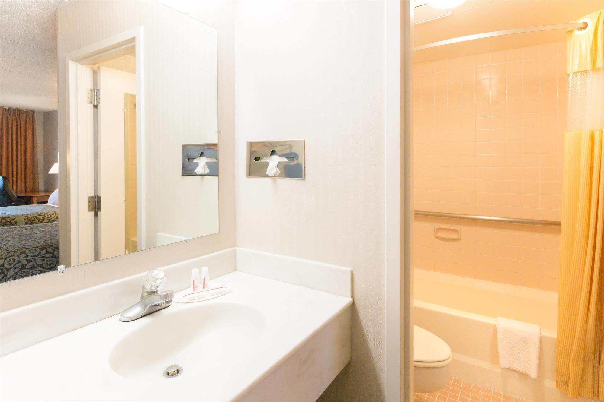 Days Inn By Wyndham Richmond Extérieur photo